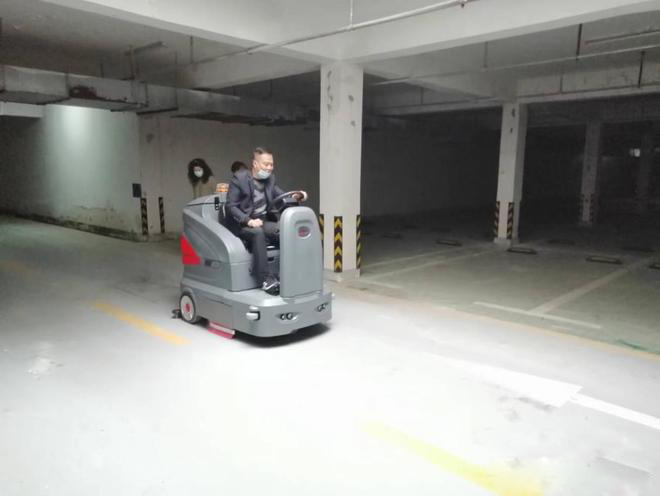安顺小区物业保洁不用人力改用驾驶式洗地机了